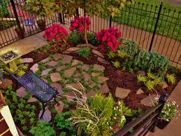 Garden Added To Small Front Yard In Chicago By Brent Riechers Landscape Adds Visual Appeal And Function To Wha Front Yard Landscape Projects Small Front Yard