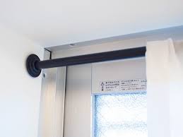 突っ張り棒でカーテンを付けるの巻 おしゃれな突っ張り棒て uchi blog 玄関はお客さんに見える場所ゆえ 見た目に耐える突っ張り棒 カーテン つっぱり棒 カーテン 玄関 カーテン