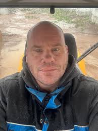 Hi all I'm in the Uk 🇬🇧 and would like advise please . My collards are  still in brumation , are anyone else's ? I don't want to dig them up and