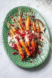 Das Rezept Fur Karamell Mohren Aus Dem Ofen Mit Tahini Und Granatapfel Rezept Rezepte Tahini Und Mohrengemuse Rezept