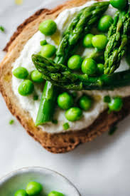 Tartines Aux Asperges Vertes Petits Pois Ricotta Lilie Bakery Recettes Photographie Culinaire Recette Asperge Verte Petit Pois Tartine