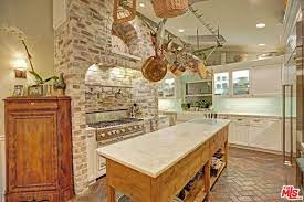 Selena Gomez S New 2 25 Million Home Has A Massive Pool Perfect For Instagram Selfies Celebrity Kitchens Selena Gomez Selena