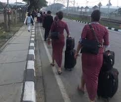 Maybe you would like to learn more about one of these? Foto Penampakan Pramugari Dan Penumpang Tenteng Koper Jalan Kaki Di Bandara Soetta Okezone Nasional