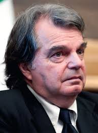«via le regioni speciali» proclama in un affollatissimo palalexus a cortina incontra, con ospiti seduti perfino per terra. Biografia Di Renato Brunetta