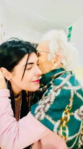 Gli anziani sono i custodi della nostra storia, con la loro esperienze e  saggezza ci insegnano che il vero valore della vita sta nei momenti  condivisi e nell'amore che dura oltre il