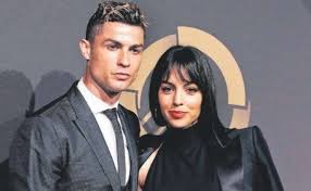 #pes2020 #mbappe #ronaldo sen ronaldo saç modeli̇ yaparsin ama cenazene mbappe geli̇r ! Cristiano Ronaldo Ispanya Da Sac Ekim Merkezi Acti