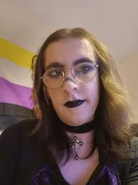 FIF went from dont like pictures boy, to taking too many damn selfies girl.  lemme see those selfies that make you feel pretty/comfident