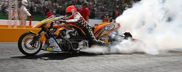 Dragster werden von großvolumigen, meist aufgeladenen motoren mit bis zu einigen tausend ps leistung angetrieben, die über sehr breite… … Die Wissenschaft Der Dragster Rennstrecken