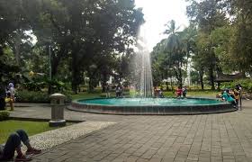 Taman Suropati Keteduhan Tropis Di Tengah Gersangnya Jakarta Di 2020 Taman Tropis Air Mancur