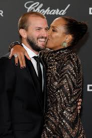 Please include your name and country in your reply. Barbara Becker Trennung Von Ihrem Freund Juan Gala De