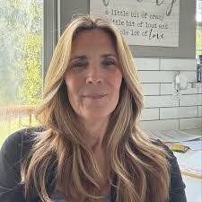 Lisa Mclees's Instagram, Twitter & Facebook