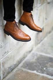 Chino hosen sind der trend in diesem frühjahr & sommer. Wie Kombiniert Man Braune Schuhe Zum Anzug Oder Schwarzer Hose