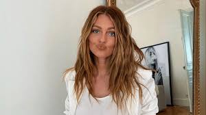 Caroline receveur change de coupe de cheveux et elle est canon ! Caroline Receveur Est Allee Chez Le Coiffeur A Dubai Le Resultat Est Magnifique Nextplz