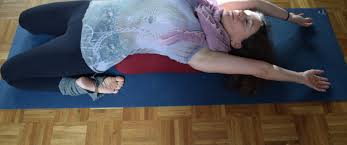 Laughing yoga is a popular movement and breathing exercise that aims to cultivate joy, bring out your inner child, and help you let go of daily life stressors. Yoga Im Loft In Frankfurt Verschiedene Yoga Stile Ausbildungen