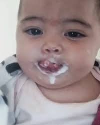 Deu a largada da IA 😋 Começamos a provar frutinhas com 4 meses. Agora com  5 e meio, todos os sinais de prontidão, liberadas para o papazinho em geral  💕 Até o