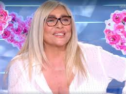 Come noto nicola carraro, il marito della conduttrice, si trova spesso per motivi di salute a santo domingo. Mara Venier Non Molla In Onda Con Domenica In Fino Alla Fine Di Giugno