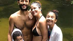 She's also acted extensively in theatre. Samara Felippo Comemora 42 Anos Em Cachoeira Com A Familia Istoe Independente