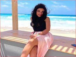 تسببت الصورة بحيرة متابعيها، الذين ظنوا للوهلة . Ø´Ù‚ÙŠÙ‚Ø© Ø±ÙŠÙ‡Ø§Ù… Ø­Ø¬Ø§Ø¬ ØªØ´Ø¹Ù„ Ù…ÙˆØ§Ù‚Ø¹ Ø§Ù„ØªÙˆØ§ØµÙ„ ÙŠØ®Ù„Ù‚ Ù…Ù† Ø§Ù„Ø´Ø¨Ù‡ 40 Ø¨ÙˆØ§Ø¨Ø© Ø£Ø®Ø¨Ø§Ø± Ø§Ù„ÙŠÙˆÙ… Ø§Ù„Ø¥Ù„ÙƒØªØ±ÙˆÙ†ÙŠØ©