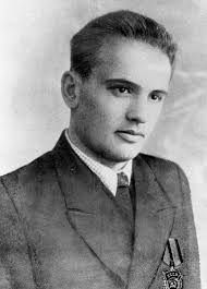 He held the posts of general secretary of the socialist unity party of germany (sed) and chairman of the national defence council. Uberraschungen Aus Dem Archiv So Haben Sie Die Sowjetfuhrer Noch Nie Gesehen Russia Beyond De