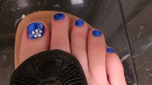 Black And Blue Toe Nail Designs Royal Blue Nail With A White Flower Design Blue Toe Nails Royal Blue Nails Flower Toe Nails