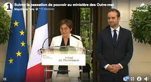 Il prend le nom de bureau des colonies à partir de 1710. Live Il Est Le Plus Jeune Des Ministres Ministere Des Outre Mer Passation De Pouvoir Entre Annick Girardin Et Sebastien Lecornu Imaz Press Reunion L Actualite De La Reunion En Photos