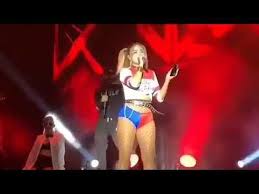 Karol g estrenó su tercer álbum de estudio llamado kg0516 el 26 de marzo de 2021. Karol G Interrumpio Su Concierto En Peru Para Hablar Con Anuel Youtube Youtube Reggaeton Concert