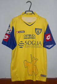 In 2014, the club adopted a predominantly black home kit with thin blue pinstripes before returning to a more traditional design the following season. Chievo Home Baju Bolasepak 2007 2008