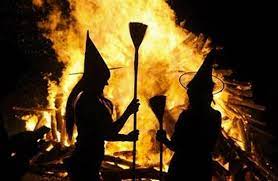 Todos los años, el 23 de junio a las 12 de la noche, los más supersticiosos y los más fiesteros realizan varios. 24 De Junio La Obscura Leyenda De La Noche De San Juan