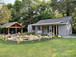 She was a member of the tn air national guard for over 15 years, serving as a flight medic during desert shield/storm, and achieving the rank of captain in the kentucky army national guard's 1204 th aviation support battalion as a flight physician's assistant. Knoxville Ferienwohnungen Unterkunfte Tennessee Vereinigte Staaten Airbnb