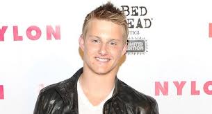 After moving his family back to his hometown to be with his friends and their kids, lenny finds out that between old bullies, new bullies, schizo bus drivers, drunk cops on skis, and four hundred costumed party crashers sometimes crazy follows you. Ivana Baquero E Judy Greer In Carrie Kevin Hart In Valet Guys Alexander Ludwig In Un Weekend Da Bamboccioni 2 Taran Killam In Twelve Years A Slave Chris Diamantopoulos In Empire State