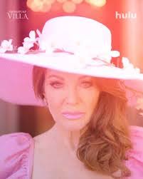 Lisa Dotts's Instagram, Twitter & Facebook