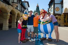The key to success of asterix parc is the stength of its color range, that breaks the space turning it into main protagonist. Parc Asterix