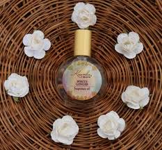 This Slightly Sweet Spicy Scent Of White Ginger Flowers Awakens The Senses This Delicate White Ginger Fragrance Si Botanical Fragrance Fragrance Floral Scent