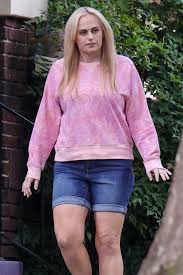 Rebel melanie elizabeth wilson, урождённая melanie elizabeth bownds; Rebel Wilson Shows Off 60lb Weight Loss On The Set Of New Comedy Mirror Online