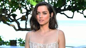Ana de armas is an actress born in cuba on april 30, 1988. Bond Girl Ana De Armas Senang Road Trip Naik Vw Kombi