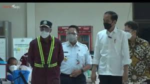 It hosts the western part of the city's main harbor, the port of tanjung priok (located in tanjung priok district and koja district). Didampingi Anies Jokowi Tinjau Vaksinasi 1500 Pekerja Pelabuhan Tanjung Priok Tribunnews Com Mobile
