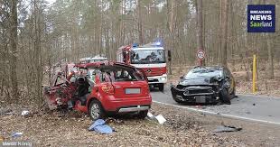 Mit der offiziellen app von breaking news saarland seid ihr ab. Von Der Strasse Gerammt Feuerwehr Muss Schwer Verletzte Frau Freischneiden Breaking News Saarland