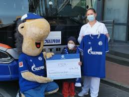 Man muss auch mal lachen können. Schalke Maskottchen Besucht Die Kinderklinik Der Universitatsmedizin Essen Und Hat 1 909 Euro Fur Forderprojekte Der Stiftung Im Gepack Stiftung Universitatsmedizin Essen