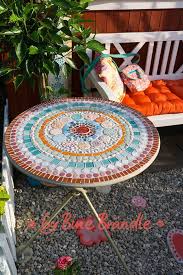 Ein Bunter Tisch Mit Einem Selbstgemachten Mandala Aus Mosaik Bine Brandle Diy Do It Yourself Howto Anleitun Mosaik Mosaik Diy Mosaiktisch Selber Machen