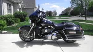 This is a modern touring bike, and it comes with a high tech wireless keyfob that automatically activates your security system when you step away. Harley Electra Glide Seat Removal Hobbiesxstyle