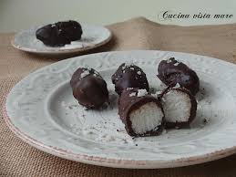 I cioccolatini al cocco sono dei golosissimi dolcetti composti principalmente da farina di cocco e i cioccolatini al cocco si trovano anche in commercio in qualsiasi pasticceria artigianale oppure già. Cioccolatini Al Cocco Cucina Vista Mare Barrette Di Cioccolato Cocco Cioccolatini