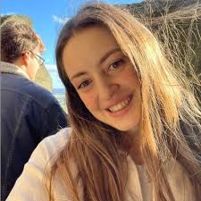 Laura Ryan (@Lyan82)