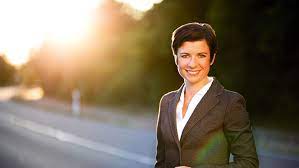 Sie ist vorsitzende des rates, leitet die stadtverwaltung. Carolin Weitzel Cdu Stadtverband Ratsfraktion In Erftstadt