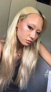 Robyn Ladd's Instagram, Twitter & Facebook