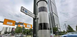 Einige ampelblitzer lösen auch schon bei gelb aus und erfassen das nummerschild des betreffenden fahrzeugs. Dusseldorf Stadt Stellt Neue Blitzer Saulen Auf