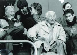 Umberto agnelli, il dottore, ci lasciava sedici anni fa, dopo aver scritto, con eleganza e passione, pagine il suo legame con la juventus, però, andava oltre i ruoli formali e non si è mai spezzato. Happy Juventus Day