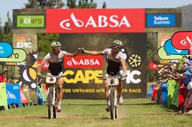Yerde hareketsiz kalan eriksen için sağlık görevlileri müdahale için oyun alanına geldi. Cape Epic 2013 Stage 2 Results Cyclingnews