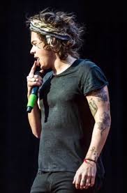 Clad in a black leather suit and green feather boa, harry styles set the world aflame tonight. Harry Styles Wow Harry Styles Hot Harry Styles Photos Harry Styles