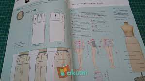 Buku ini juara!!saat ini lagi mood seriusan belajar bikin pola baju dan mencoba membuat banyak pola dari berbagai metode.asyiknya saya gak perlu pindah dari buku satu ke buku yang lain,cukup satu buku soekarno penuntun membuat pola busana tingkat dasar saja.di gramedia saya lihat buku untuk tingkat dasar sudah kosong. Rekomendasi Buku Belajar Menjahit Baju Dengan Pecah Pola Sewing By Shopping