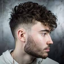 Faux hawk est à la hausse et est une excellente coupe de cheveux pour hommes à porter cette année et l'année prochaine! Top Des Coiffures Et Coupes Homme Tendances En 2019